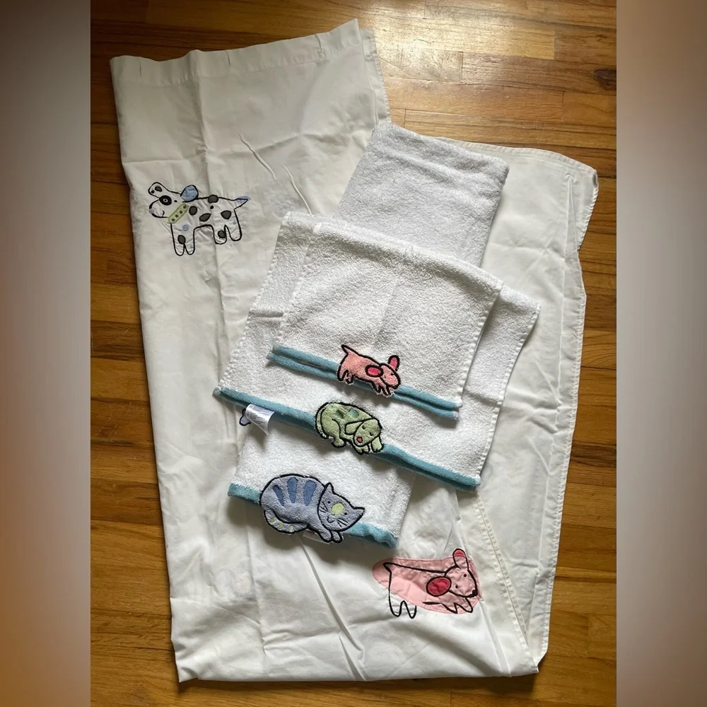 Animal themed shower curtain with towels and bath mat.